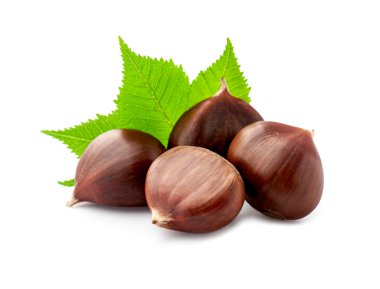 Beyaz arka planda yaprakları olan kestaneler.