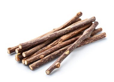 Beyaz arka planlara doğal kedi nanesi yapışıyor.