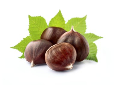 Beyaz arka planda yaprakları olan kestaneler.