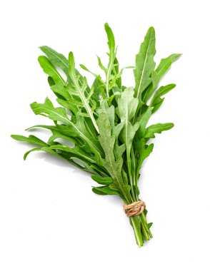 Beyaz arka planda Arugula salatası.