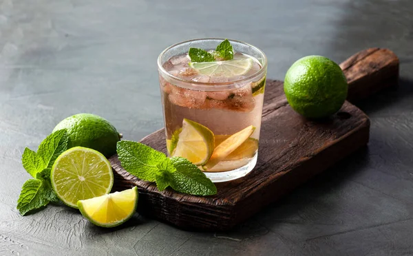 Klassisk Mojito Dricka Ombord Med Lime Och Mint Närbild — Stockfoto