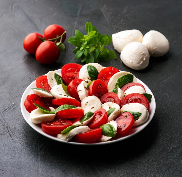 Salade Caprese Italienne Aux Tomates Fromage Mozzarella Aux Feuilles Basilic — Photo