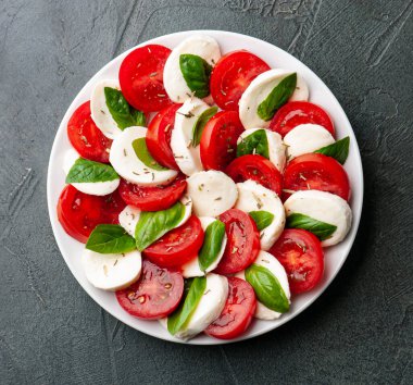 İtalyan salatası. Mozzarella satranç ve fesleğen yapraklı domatesler. Caprese salatası.