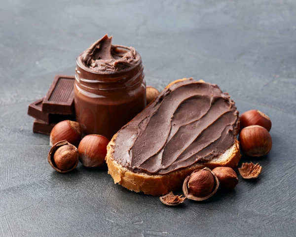 Çikolatalı tereyağlı ekmek ve fiolbert fındığı yakın plan..