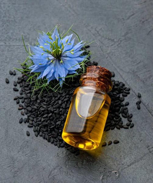 黒いクミンの種子とナイジェラのサティバの花の油 健康食品成分 — ストック写真