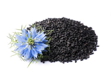 Beyaz arka planda nigella sativa çiçekli siyah kimyon tohumları.