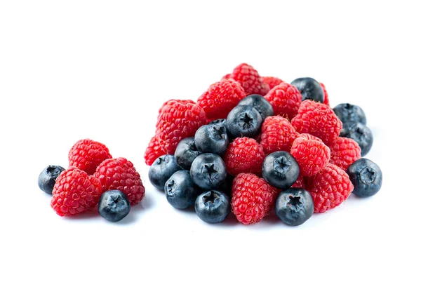 Mischung Aus Beeren Reife Himbeeren Und Blaubeeren Nahaufnahme Auf Weißem — Stockfoto