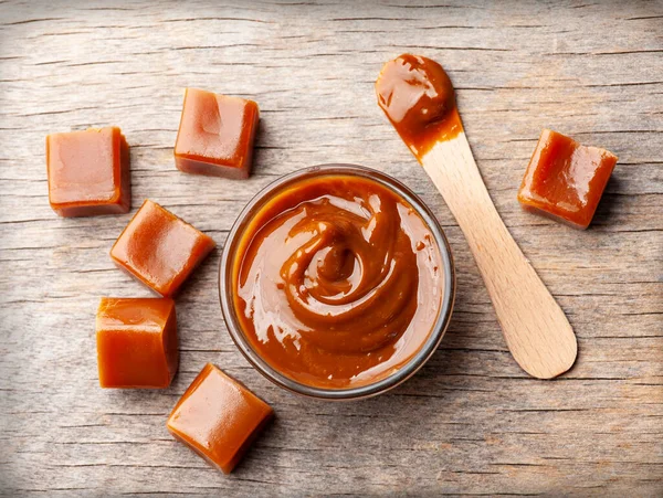 Caramel Sauce Caramel Wooden Backgrounds — Stock Photo, Image