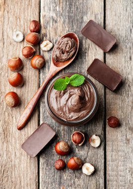 Çikolata ahşap arka planda fındıklı fileto ile kaplı.