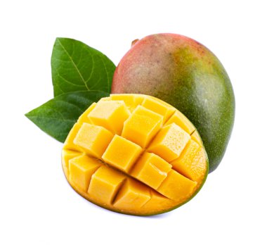 Beyaz arka planda yaprakları olan mango meyveleri..