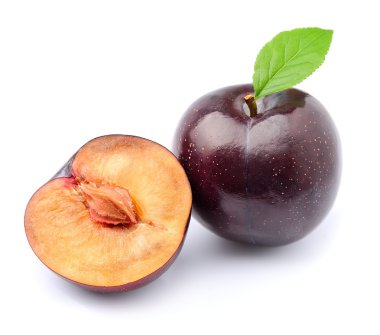 Yapraklı olgun erikler 