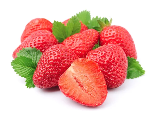 Frische Erdbeere mit Blättern — Stockfoto