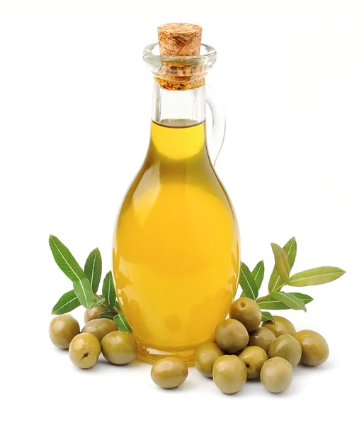 Aceitunas y una botella de aceite de oliva — Foto de Stock