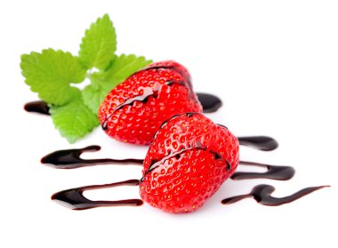  çilek ve çikolata şurubu 