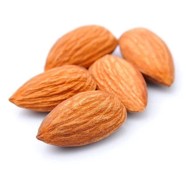 Les amandes se rapprochent sur le blanc — Photo