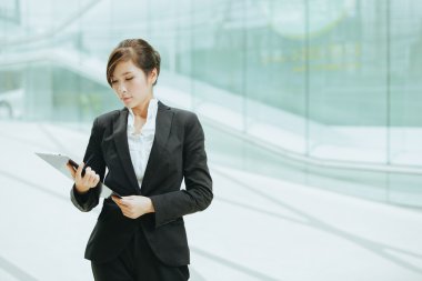 Belgeler klasörüyle ile Asya iş kadını