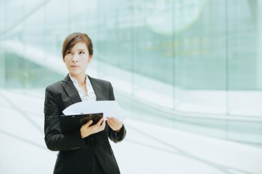 Belgeler klasörüyle ile Asya iş kadını