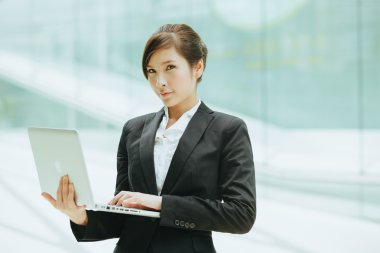 iş kadını holding laptop