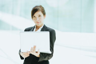 iş kadını holding laptop
