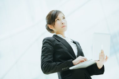 iş kadını holding laptop