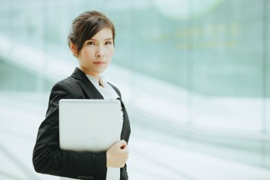 iş kadını holding laptop