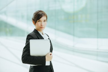 iş kadını holding laptop