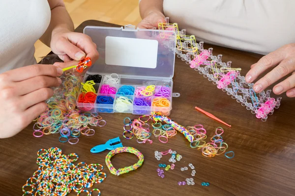 Close-up van het maken van decoratieve armbanden — Stockfoto