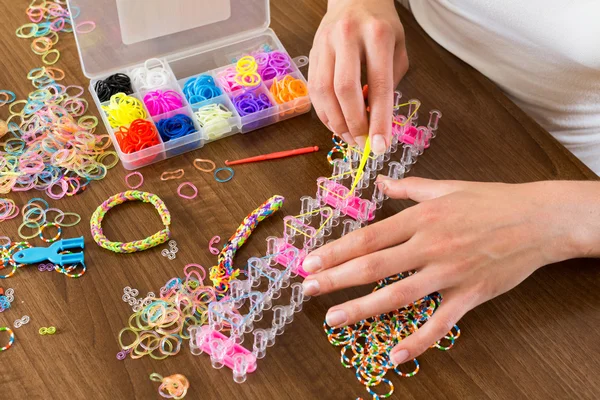 Chica twine algunos accesorios con bandas multicolores — Foto de Stock