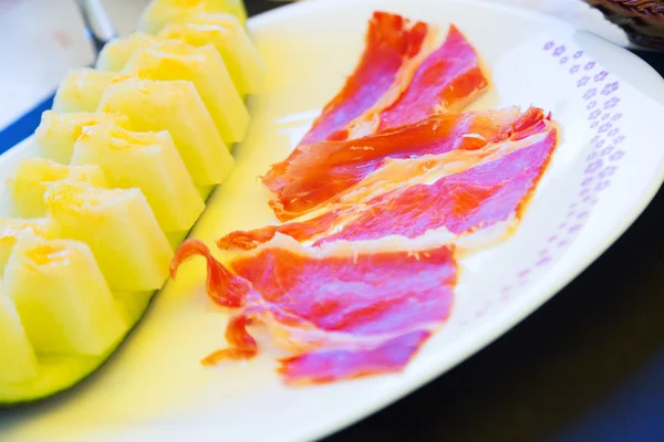 Melon et jambon - collation traditionnelle espagnole — Photo