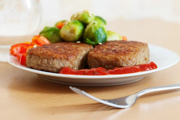 Two fried cutlets with vegetables — Stock Photo, Image