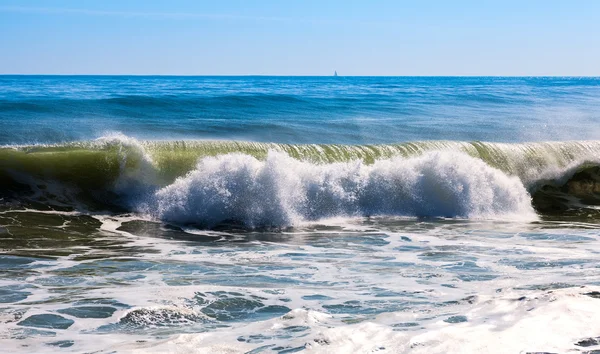 Κύμα ανοικτή θάλασσα κατά τον ισχυρό άνεμο — Φωτογραφία Αρχείου