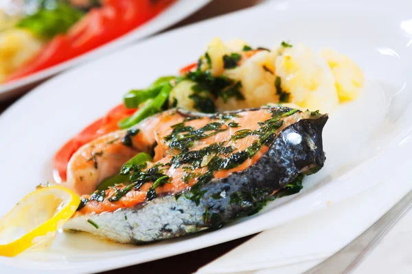 Рыба из лосося на тарелке — стоковое фото