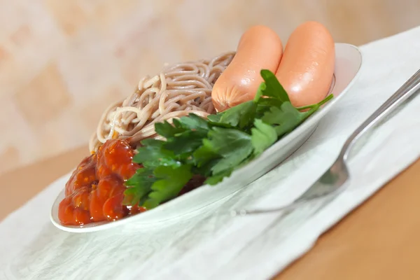 Spaghetti met worstjes en ketchup — Stockfoto