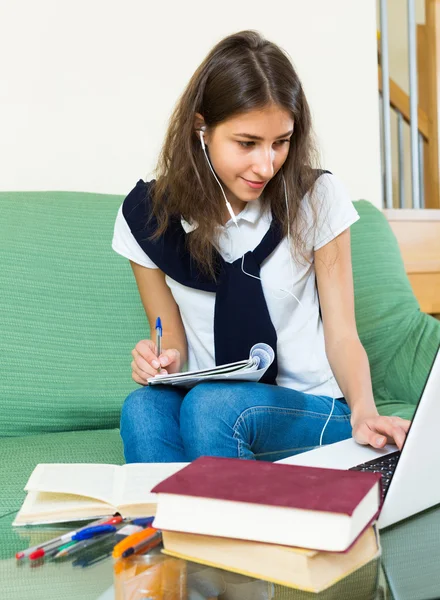 Fiatal lány használ laptop otthon — Stock Fotó