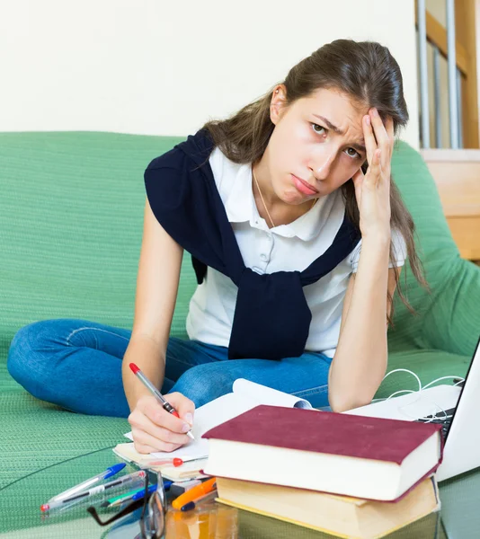 Teenager macht Hausaufgaben — Stockfoto