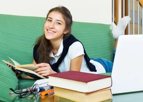 Jeune étudiant étudier à la maison — Photo