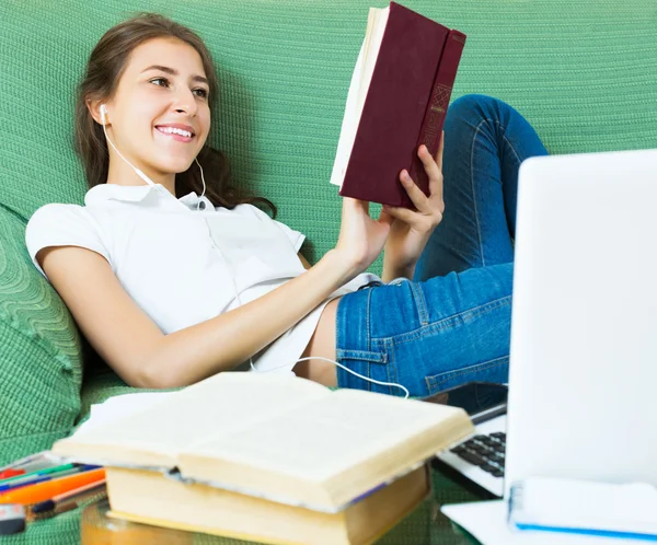 Estudio positivo de los estudiantes en casa — Foto de Stock