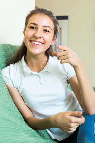 Smiling teenager girl on the couch — Stock Photo, Image