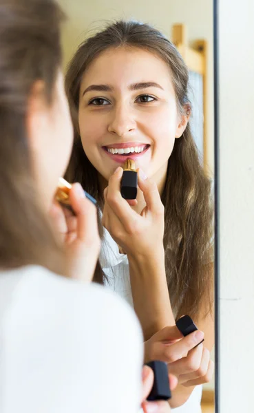 Teenager applying lipstick — Stock Photo, Image