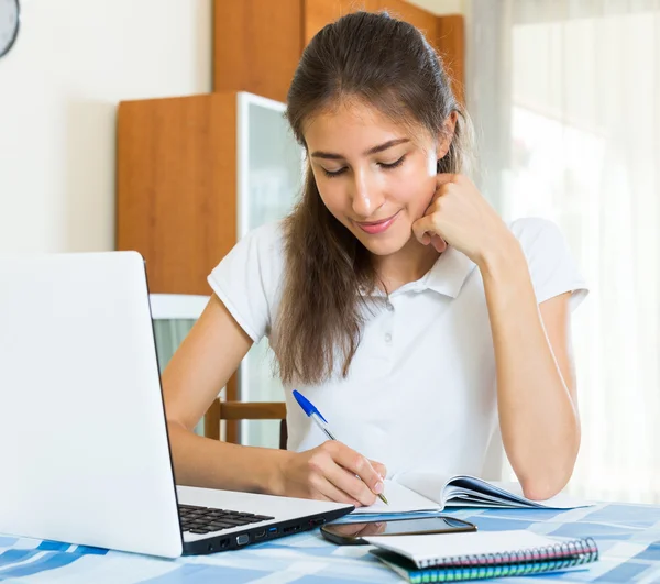 Chica usando el ordenador portátil en casa — Foto de Stock
