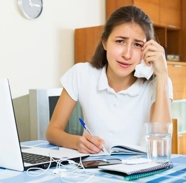 Desespero menina estudar em casa — Fotografia de Stock