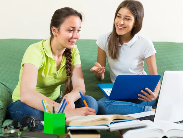 Twee vrouwelijke studenten studeren — Stockfoto