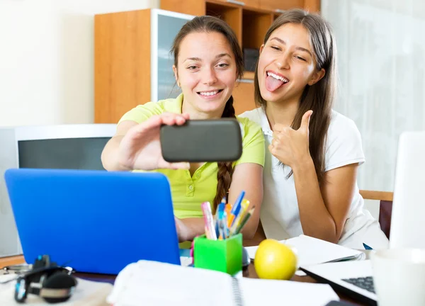 Ragazze scattare una foto selfie — Foto Stock