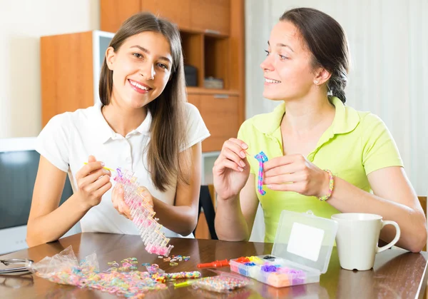 Teenager girls learning to braid accessories — Stock Photo, Image