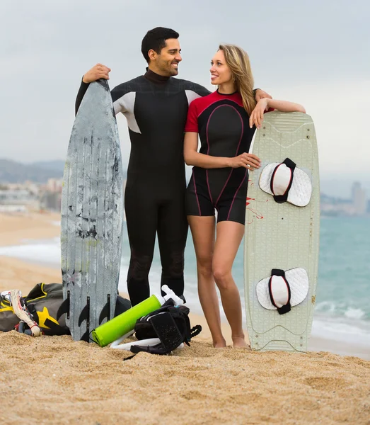 Casal com pranchas de surf na praia — Fotografia de Stock