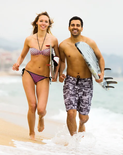 Família feliz com pranchas de surf — Fotografia de Stock