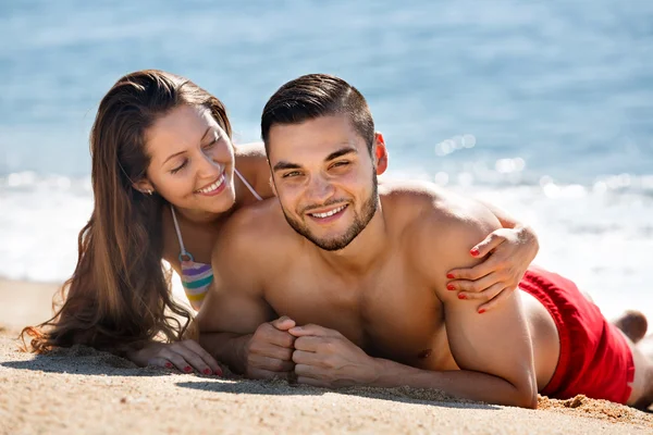 Rindo jovens amantes banhos de sol — Fotografia de Stock