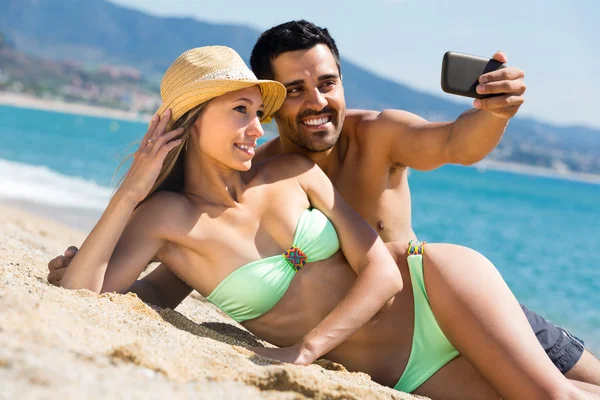Paar macht ein Selfie am Strand — Stockfoto