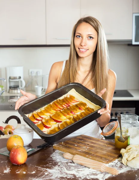 Donna torta di cottura — Foto Stock