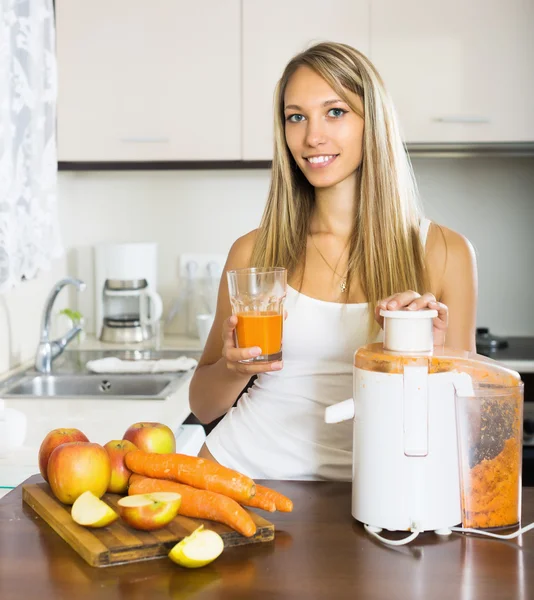 Young woman with fresh juice — Stock Photo, Image